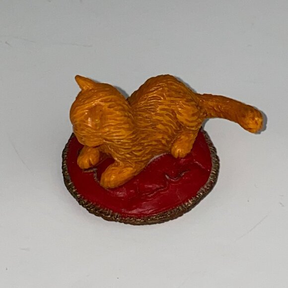 M.E.G. Vintage Kitty In My Pocket On Red Pillow Kids Pretend Play Figure 1994 - Picture 2 of 6